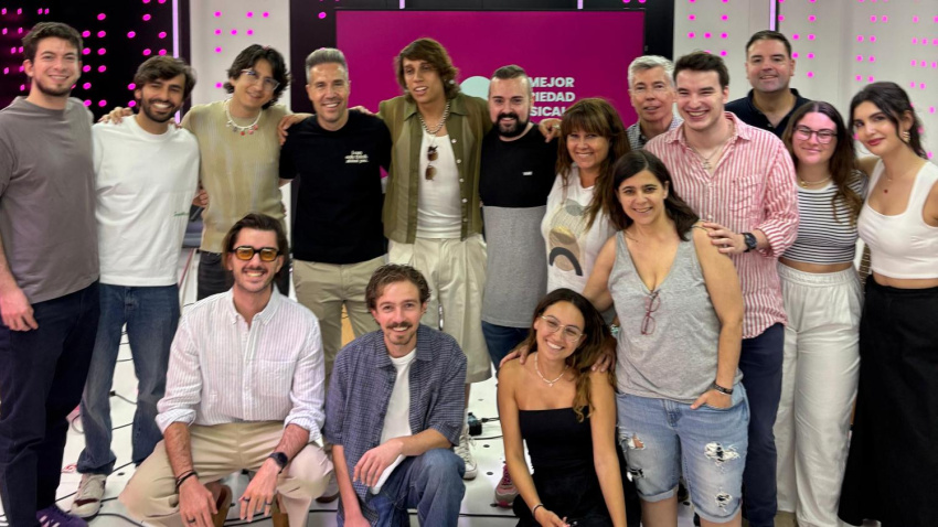 Los chicos de Timø con parte del equipo de CADENA 100