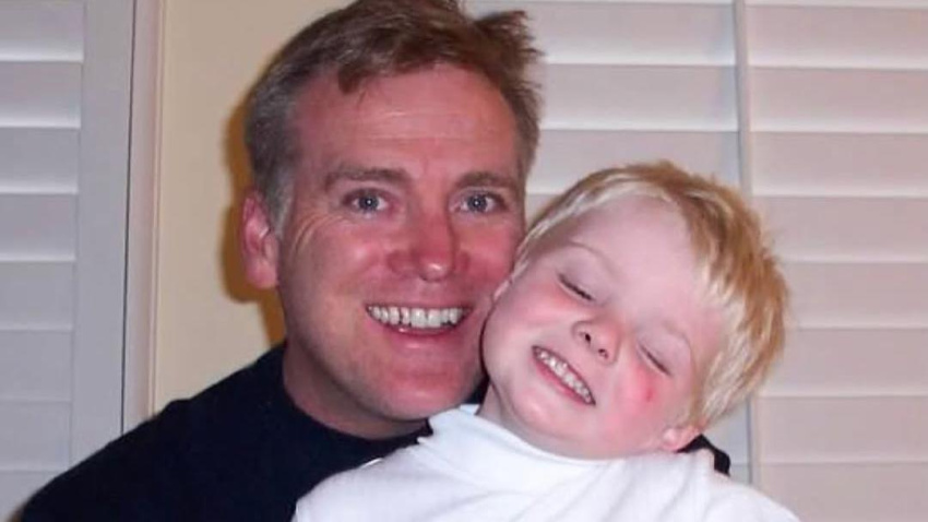 Alex Warren cuando era pequeño junto a su padre