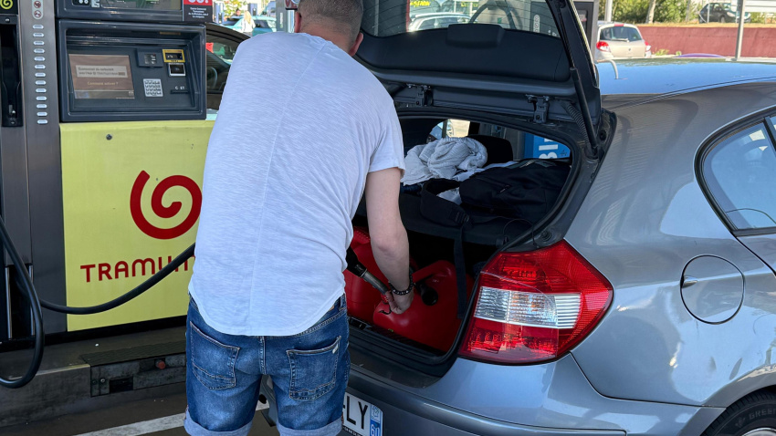 Un home omple bidons homologats de benzina a La Jonquera