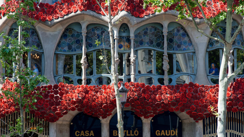 JRRPEN Antoni Gaudi Casa Batllo, UNESCO World Heritage Site, Barcelona, Catalonia, Spain. Sant Jordi (Saint George) is the Patron Saint of Catalonia all is f