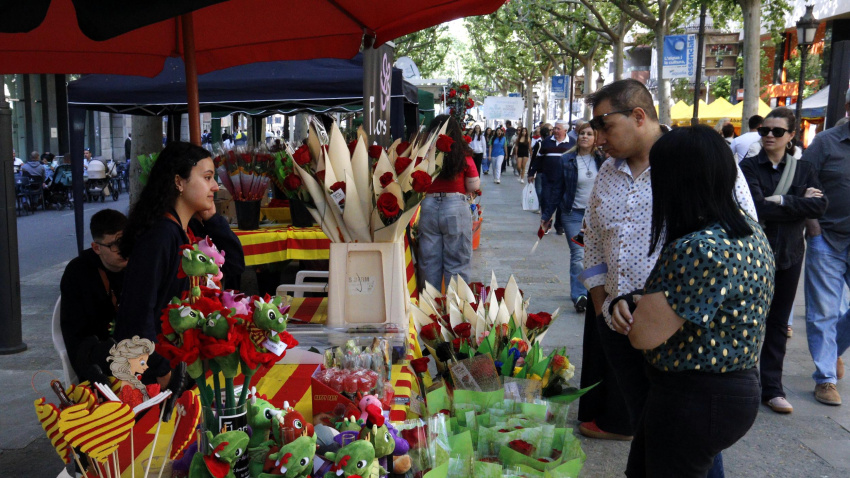 El borrissol del fruit del plàtan omple l’aire i sorprèn els vianants en plena celebració a la rambla de Ferran de Lleida