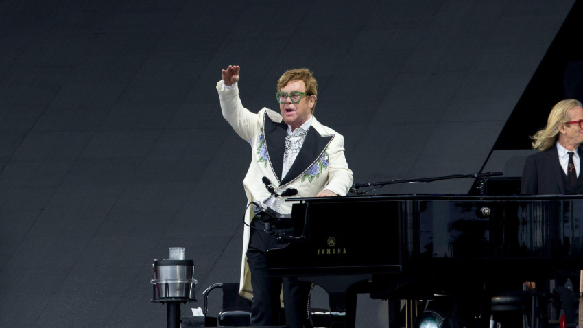 Elton John actuando en Londres