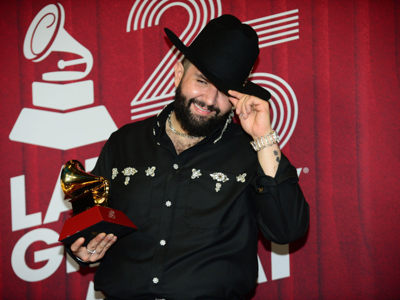 Carín León recogiendo su Latin GRAMMY (2024)