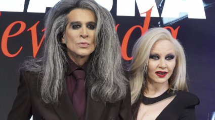 Alaska y Mario posando en un photocall