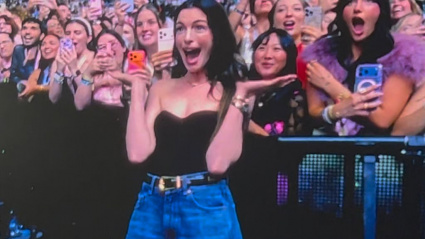 Anne Hathaway arrestada en el tour de Sabrina Carpenter