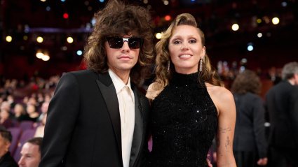Miley Cyrus y Maxx Morando en la gala 97 de los Oscars®