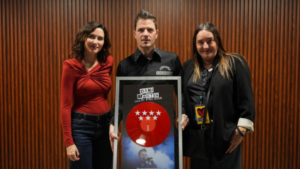 Díaz Ayuso da un reconocimiento a Dani Martín