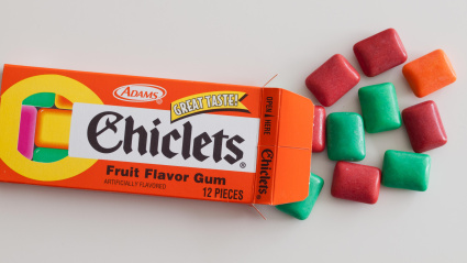 E5H894 A box of assorted fruit flavour Chiclets gum.