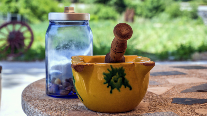 El morter entre les cuixes i el ritme constant: així neix un bon allioli.