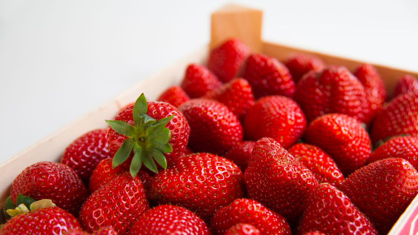 E45190 Box of strawberries.