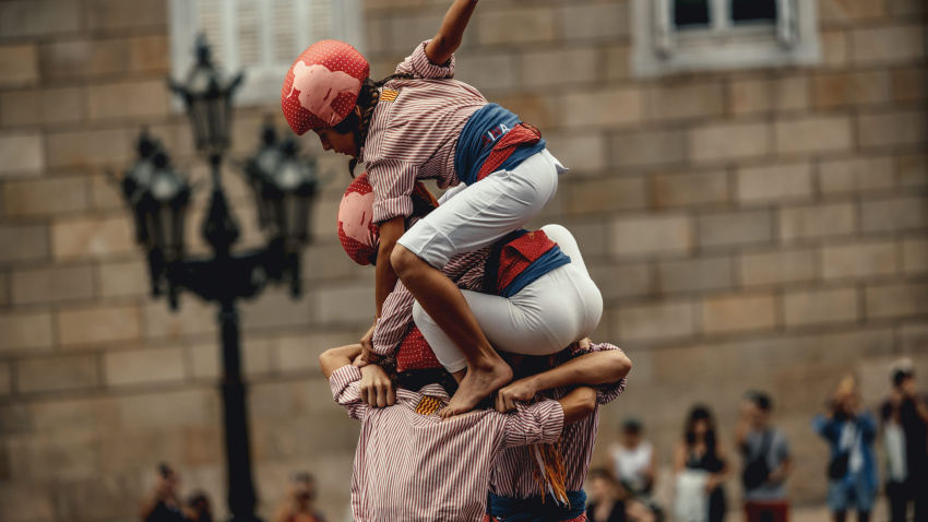 Més seguretat als castells: treballen en un nou casc per al pom de dalt