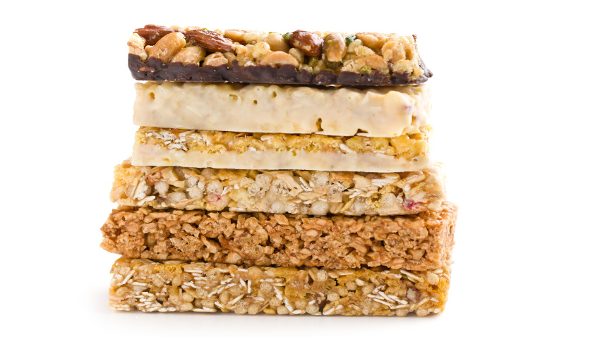 F6RTG6 muesli bars on white background