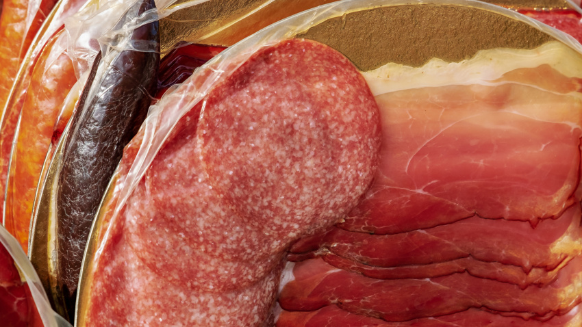 El pernil ibèric conserva la pell durant la curació, diferent d’altres embotits com el fuet o el xoriç.