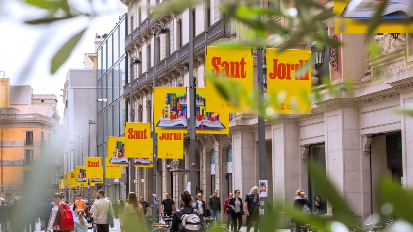 Banderoles de Sant Jordi penjades a l'avinguda del Portal de l'Àngel