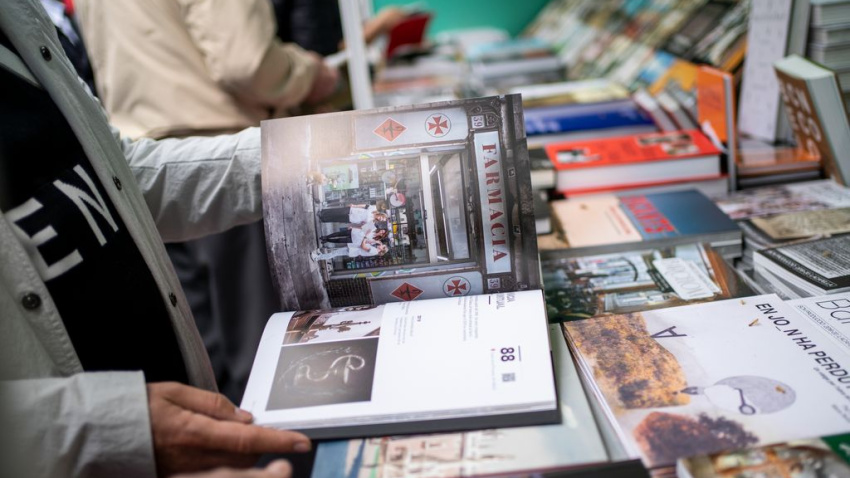 Una persona fulleja un llibre a una parada de Sant Jordi el 2022