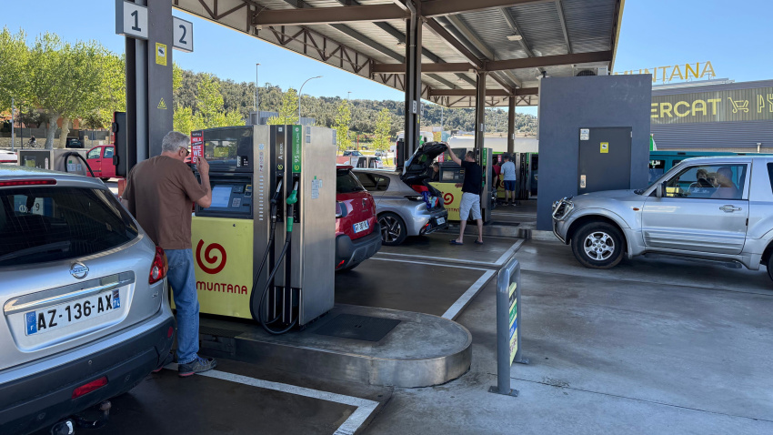 L’efecte de la rebaixa de l’IVA converteix la Jonquera en un punt clau de repostatge per a centenars de vehicles cada dia