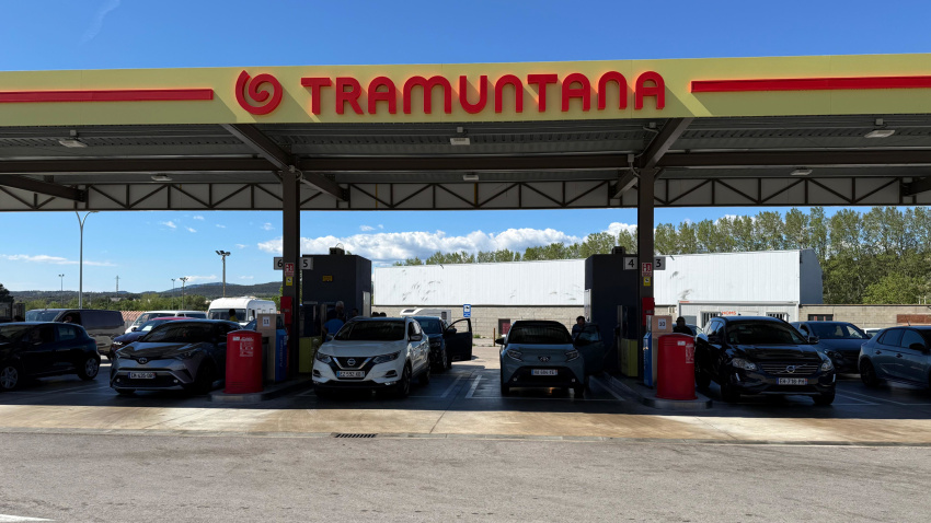 Una benzinera de La Jonquera amb tots els espais ocupats per conductors francesos