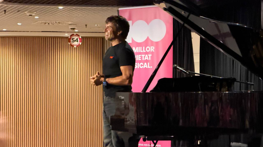 Manu Guix connectant amb la sala en un directe construït en temps real