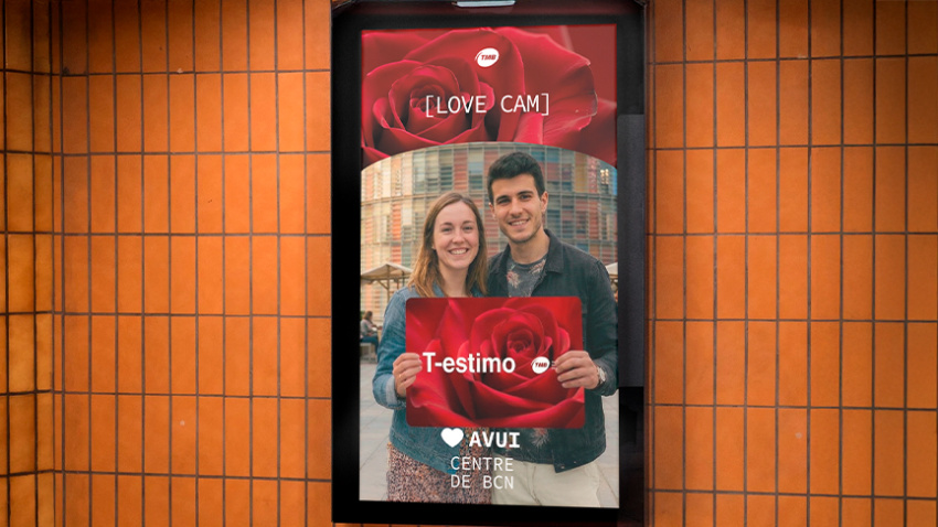 La Love Cam a l’estació de Diagonal captura petons i declaracions d’amor en directe