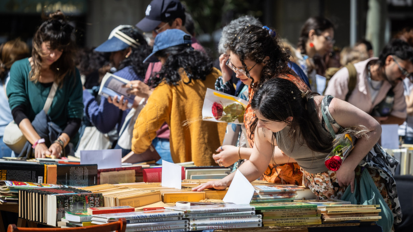 Mirant llibres en una parada de Sant Jordi