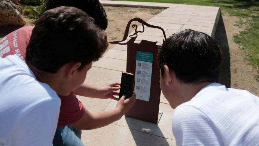 Codi QR instal·lat a les escultures del recorregut cultural de l’Hospitalet de l’Infant, que permet escoltar fragments d’El Petit Príncep enregistrats per alumnat del municipi en diferents idiomes