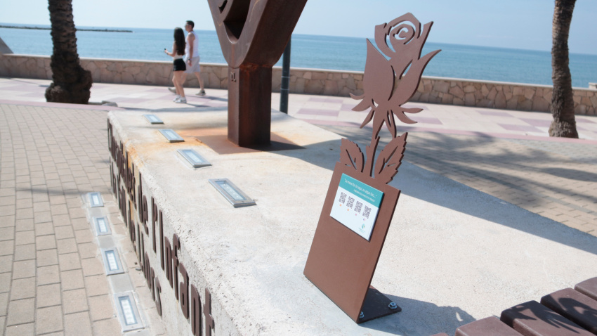 Una rosa és una de les noves escultures