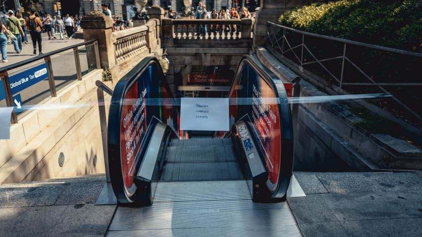 Cartells improvisats amb boli durant la gran apagada: sense impressores, el personal del metro va haver d’informar els usuaris amb missatges escrits a mà