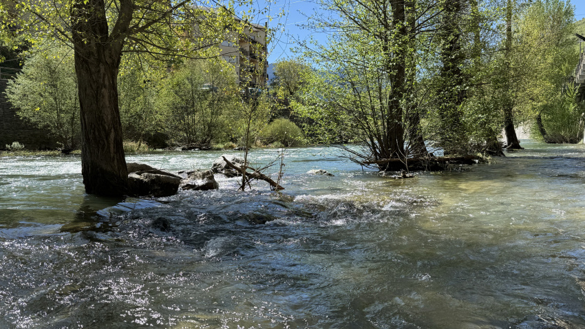 El riu Noguera Pallaresa a Sort, envaint part de la zona per a vianants pel desgel aquest mes d'abril