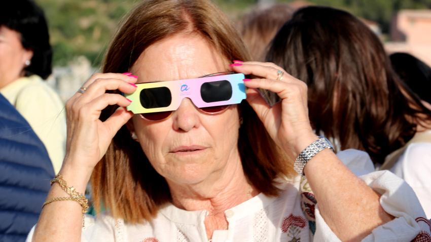 Tortosa torna a mirar el Sol en un nou assaig per a l’eclipsi més esperat de l’any. Una dona amb les ulleres homologades