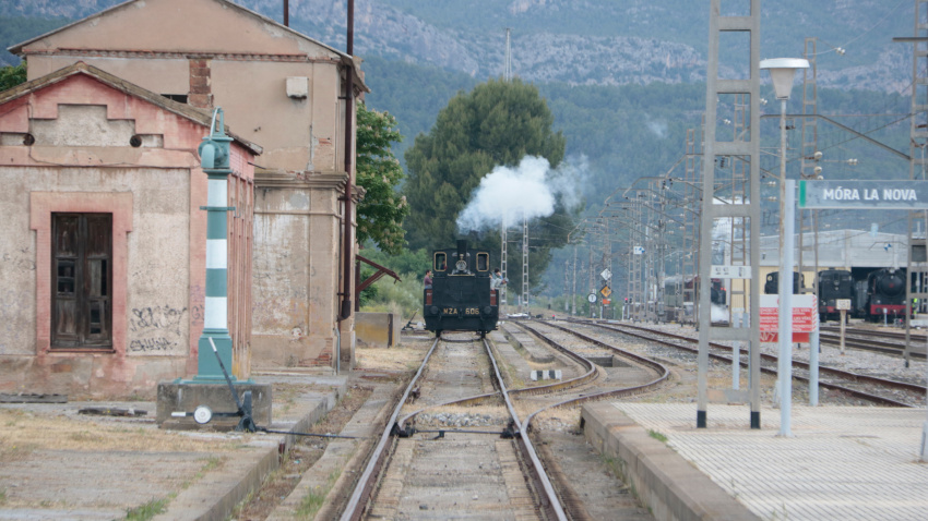 El fum d'una locomotora de vapor en marxa a Móra la Nova
