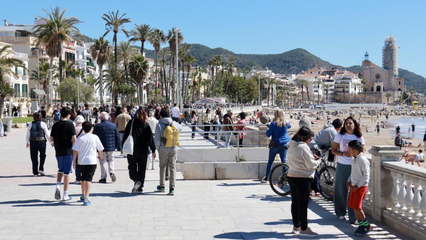 El nombre d’infants continua baixant mentre augmenta la població de més de 65 anys, evidenciant l’envelliment demogràfic