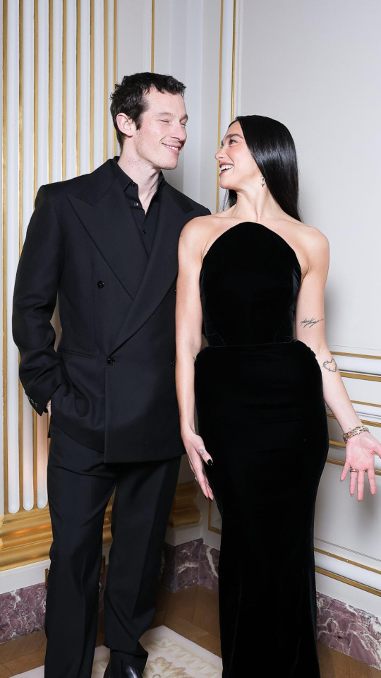 Callum Turner y Dua Lipa