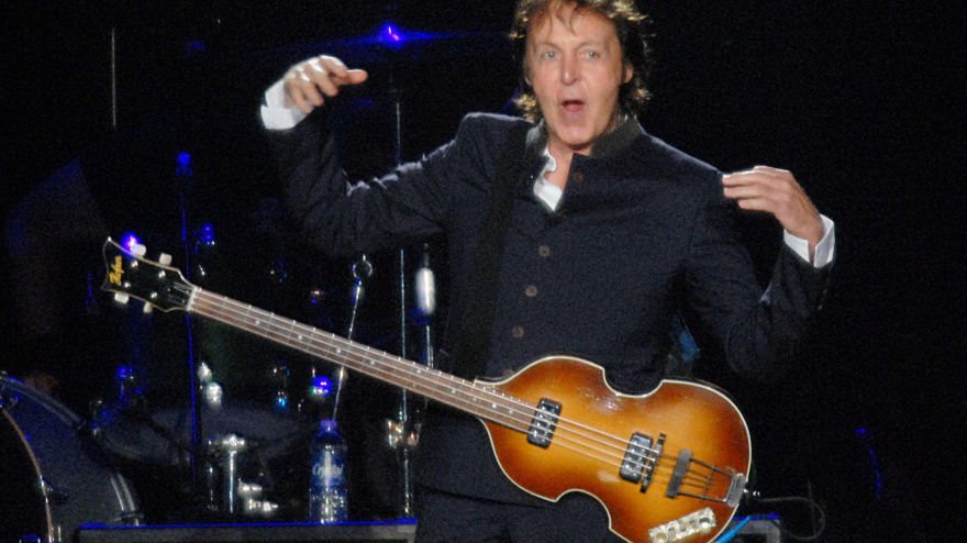 Paul McCartney con su bajo Höfner