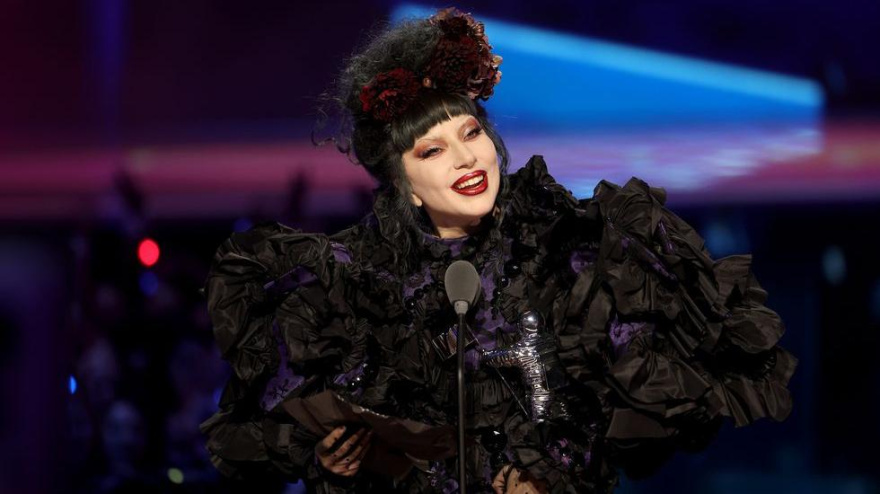 Lady Gaga recogiendo premio
