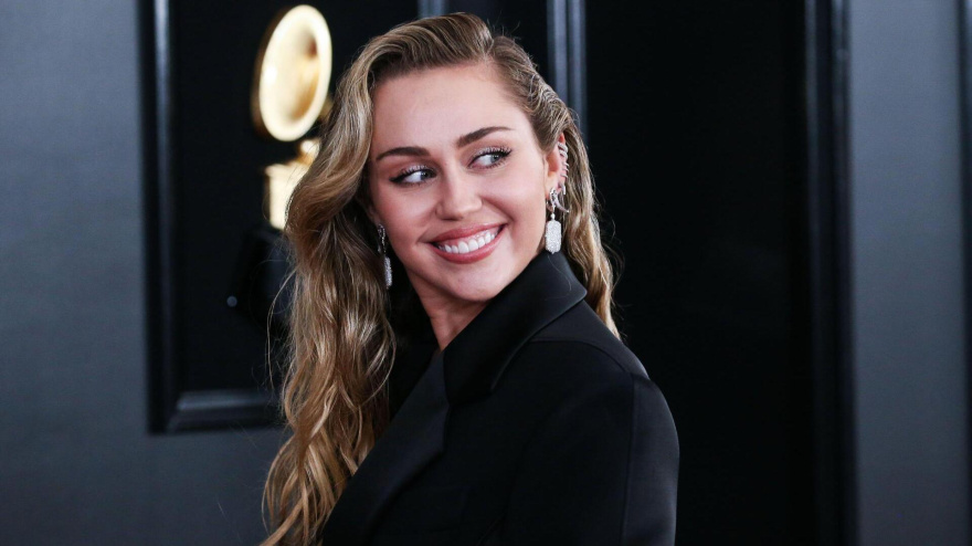 Miley Cyrus recibiendo su estrella en el Paseo de la Fama de Hollywood