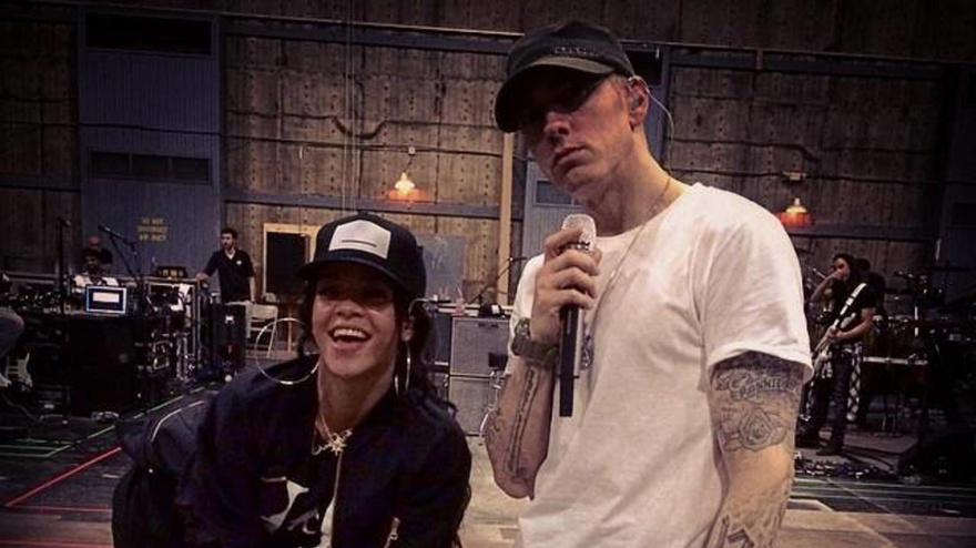 Rihanna y EminemRIHANNA AND EMINEM IN THIS GREAT CELEBRITY TWITTER PICTURE!BYLINE MUST READ : SUPPLIED BY XPOSUREPHOTOS.COM*XPOSURE PHOTOS DOES NOT CLAIM ANY COPYRIGHT OR LICENSE IN THE ATTACHED MATERIAL. ANY DOWNLOADING FEES CHARGED BY XPOSURE ARE FOR XPOSURE'S SERVICES ONLY, AND DO NOT, NOR ARE THEY INTENDED TO, CONVEY TO THE USER ANY COPYRIGHT OR LICENSE IN THE MATERIAL. BY PUBLISHING THIS MATERIAL , THE USER EXPRESSLY AGREES TO INDEMNIFY AND TO HOLD XPOSURE HARMLESS FROM ANY CLAIMS, DEMANDS, OR CAUSES OF ACTION ARISING OUT OF OR CONNECTED IN ANY WAY WITH USER'S PUBLICATION OF THE MATERIAL**UK CLIENTS MUST CALL PRIOR TO TV OR ONLINE USAGE PLEASE TELEPHONE 0208 344 2007*