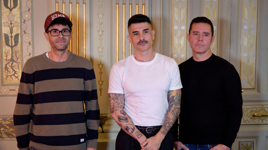 2YEKBJ0 ABC Serrano Shopping Mall, Madrid, Spain. 31st Oct, 2024. Presentation of Pignoise's 20th anniversary tour. The Spanish pop punk band Pignoise, celebrates its twentieth anniversary and presents tour. L to R: Pablo Alonso, bass and chorus, Alvaro Benito, guitars and vocals, Hector Polo, Drums. Credit: EnriquePSans/Alamy Live News