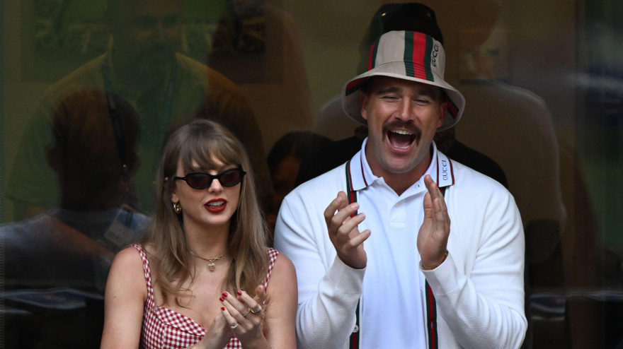 2Y226WK Flushing NY, USA. 08th Sep, 2024. Taylor Swift and Travis Kelce are seen watching Jannik Sinner Vs Taylor Fritz during the men's singles finals on Arthur Ashe Stadium at the USTA Billie Jean King National Tennis Center on September 8, 2024 in Flushing Queens. Credit: Mpi04/Media Punch *** No Ny Papers*****/Alamy Live News