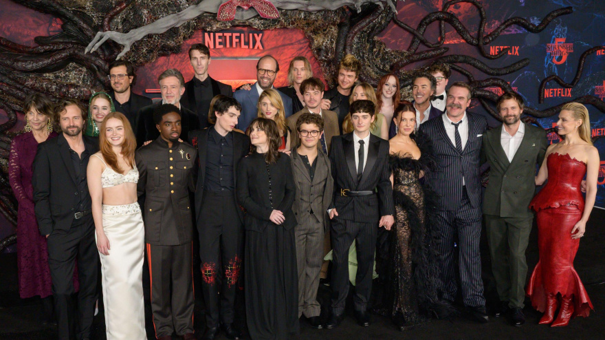 3D3PMKX LOS ANGELES, USA. November 06, 2025: Stranger Things Company at the premiere for Netflix's "Stranger Things 5" at the TCL Chinese Theatre.Picture: Paul Smith/Featureflash