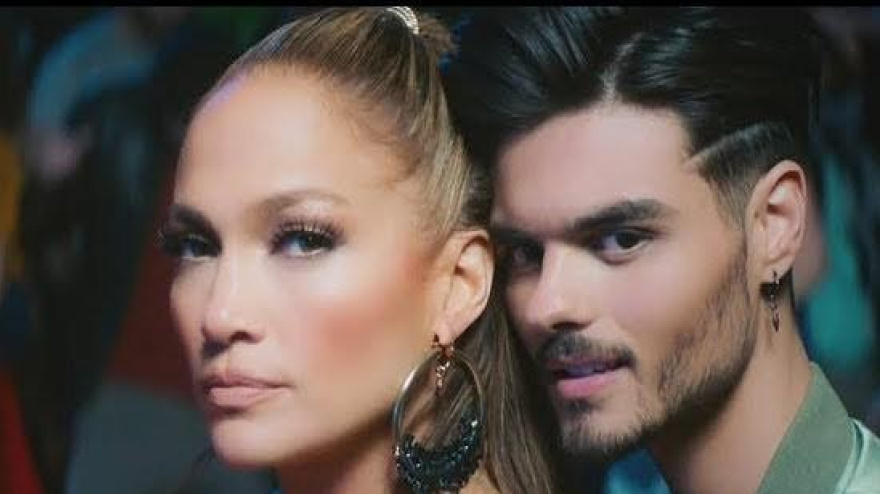 Abraham Mateo con Jennifer Lopez en una imagen del videoclip que rodaron juntos