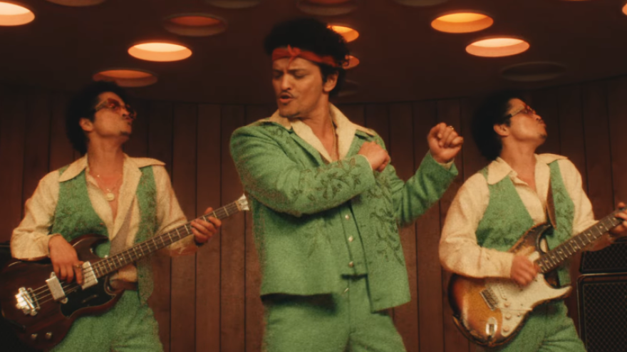 Bruno Mars en el videoclip oficial de 'I Just Might'