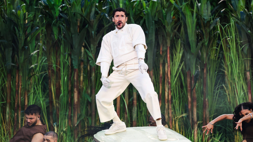 Bad Bunny sobre el escenario del medio tiempo de la Super Bowl 2026