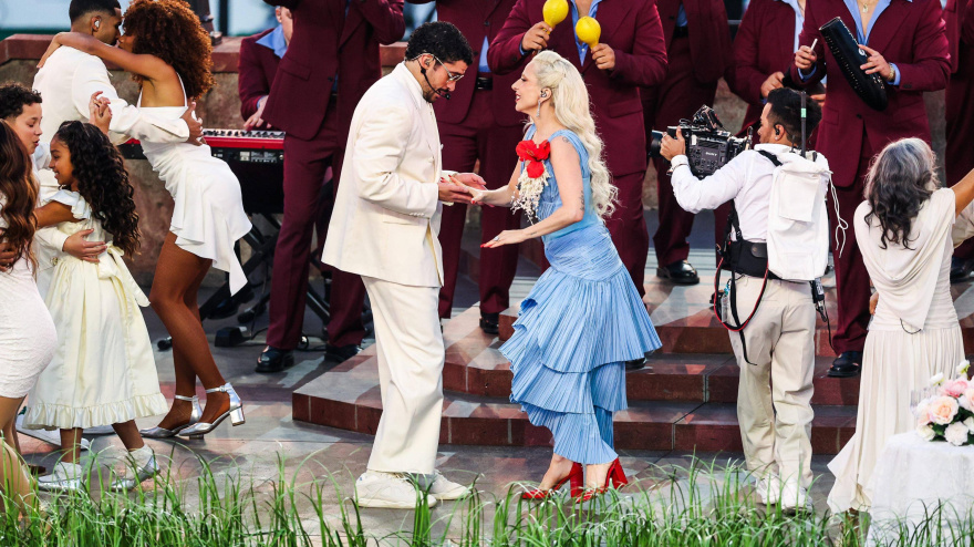 Bad Bunny junto a Lady Gaga sobre el escenario de la Super Bowl 2026