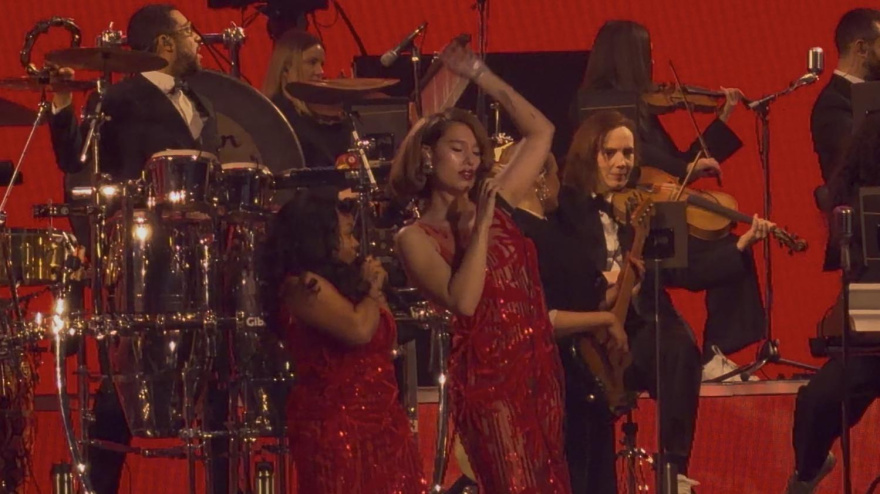 RAYE interpretando 'Where Is My Husband?' en Barcelona, 2026