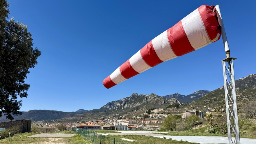 La tramuntana sacseja la costa i les comarques interiors, amb vents furiosos i fort onatge a la Mediterrània
