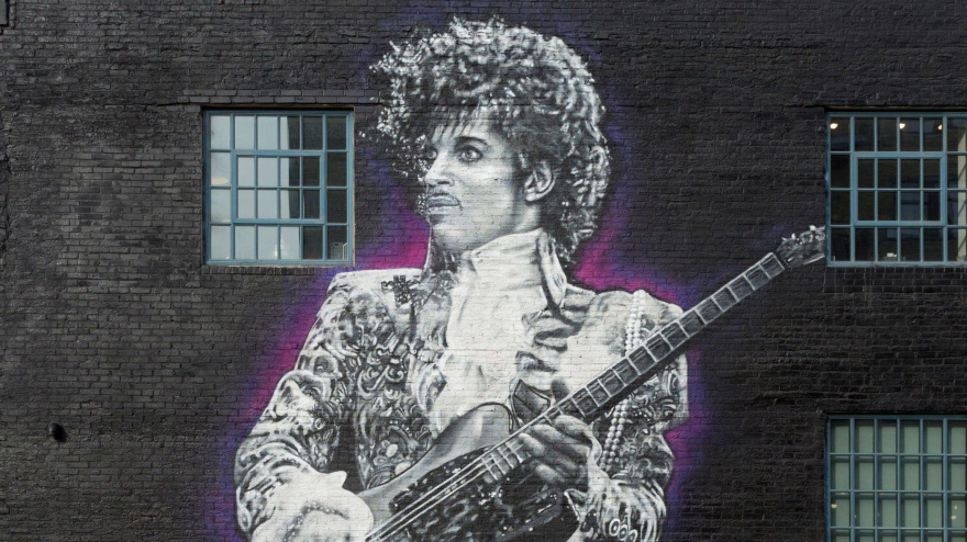 2DJ71AW Painted wall mural of American singer, songwriter, musician, record producer, dancer, actor Prince in downtown Minneapolis, Minnesota.