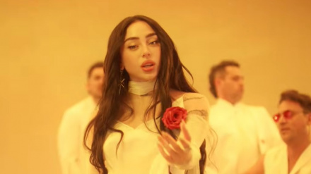 Nicki Nicole en una imagen del videoclip de 'Boquitas pintadas', de Tan Bionica