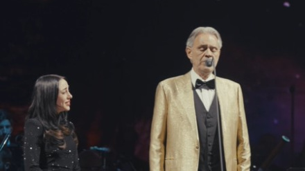 Nicki Nicole mira con admiración a Andrea Bocelli durante su actuación juntos