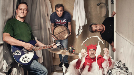 Hombres G en una foto promocional de 2010