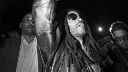 Lenny Kravitz en uno de los momentos en los que baja del escenario para mezclarse con el público